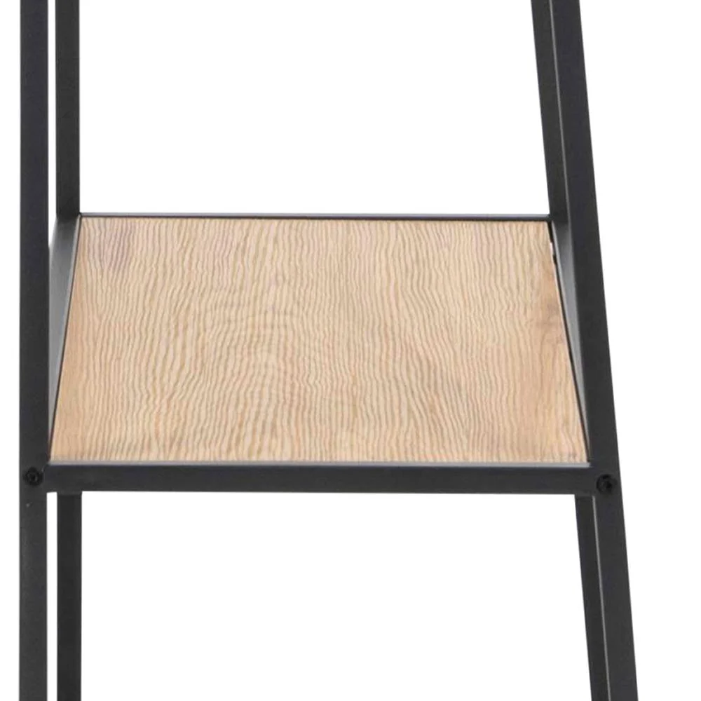 Een close-up van de Seaford boekenkast toont de lichthouten plank en het zwart metalen frame, met het middendeel en een deel van de ondersteunende poten tegen een witte achtergrond.