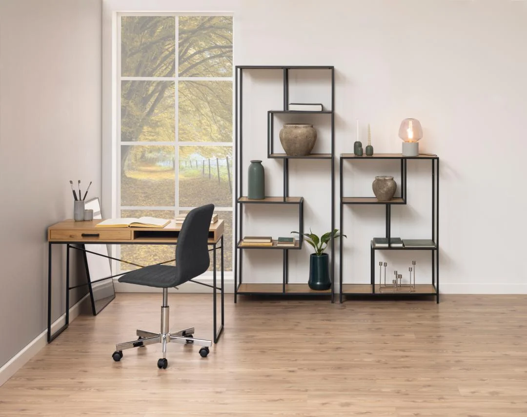 Eikenlook bureau 110x45 met zwarte lade en kabeldoorvoer. Compact design met stoel en open boekenkast.