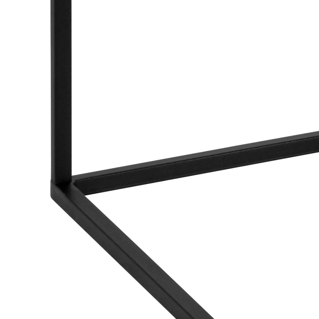 Close-up van de hoek van de Salontafel Beige 110 x 55 CM Rechthoek, met een zwart stalen frame met strakke, rechte lijnen die een rechte hoek vormen tegen een witte achtergrond.