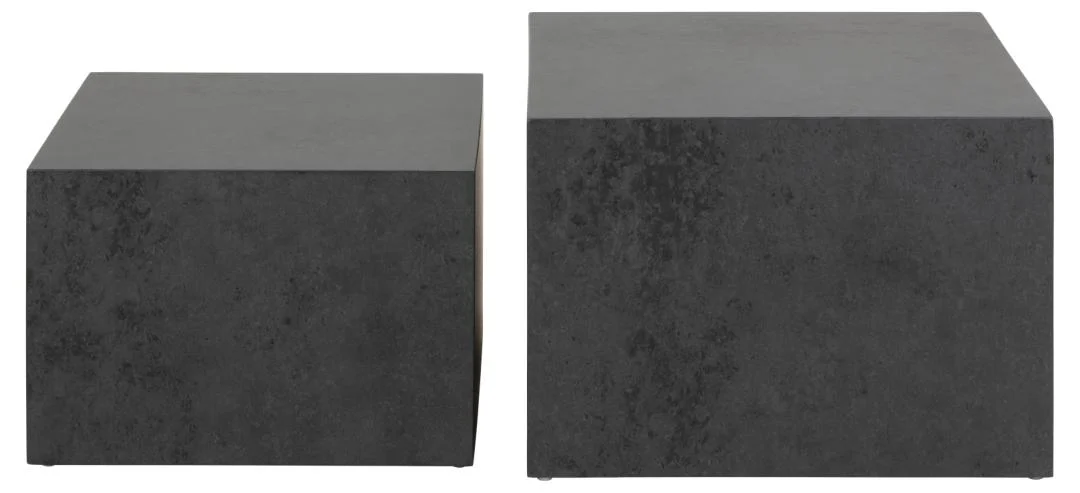 Twee minimalistische, donkergrijze Salontafel Zwart 58 x 40 CM Vierkant tafels uit de Kunststof Nesting Set, elk van een ander formaat en kubusvormig, staan naast elkaar tegen een witte achtergrond.