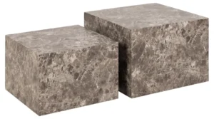 Twee Salontafel Bruin Vierkant Kunststof blokken staan naast elkaar op een witte achtergrond, waarbij het ene blok iets hoger is en achter het kortere blok staat.