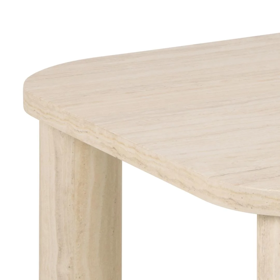 Close-up van de Salontafel Beige 100 x 75 CM Rond MDF, met een lichtgekleurd, rond tafelblad met een glad oppervlak en zichtbare houtnerf, ondersteund door cilindrische poten.