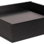 Het Nachtkastje Zwart MDF Slaapkamer is een moderne zwarte wandplank met een platte bovenkant en een open zijvak, perfect voor minimalistisch opbergen en uitstallen.