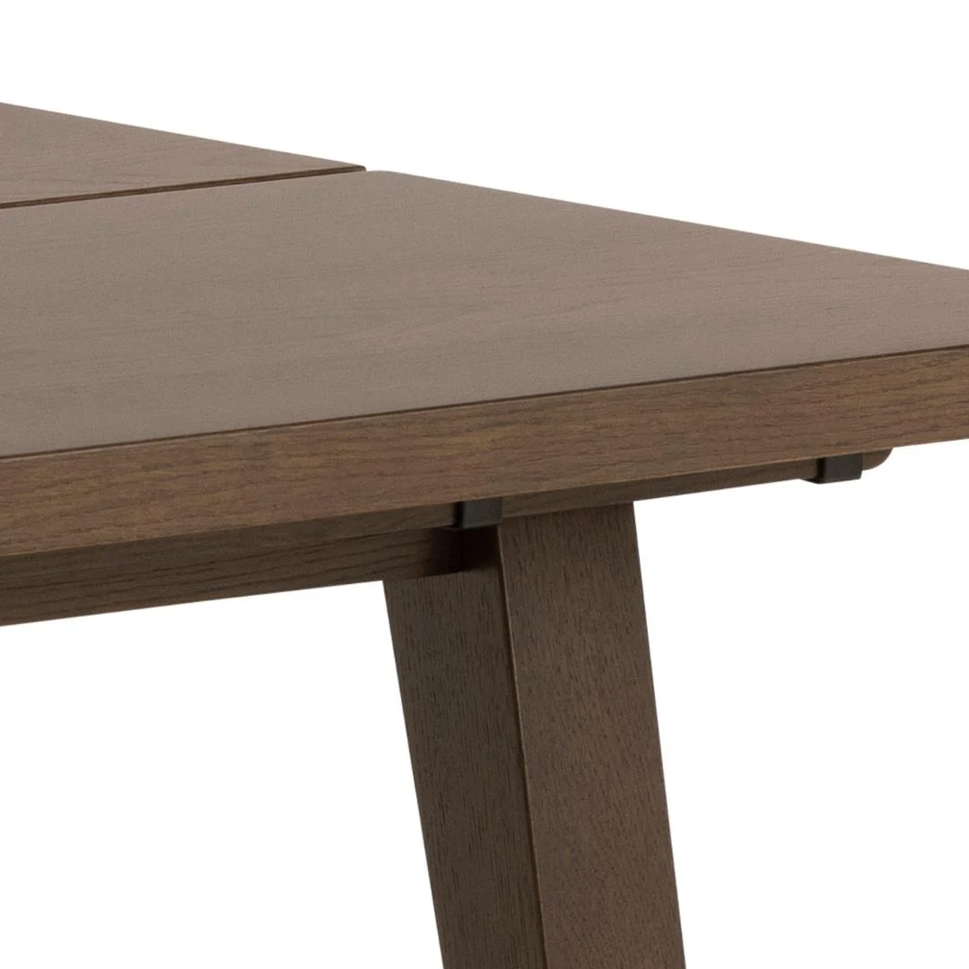 Close-up van de Eettafel Nieuwe Sfeer 200 x 95 CM, met een glad, rechthoekig eiken tafelblad (Rechthoek Eikenhout) en schuine poten.