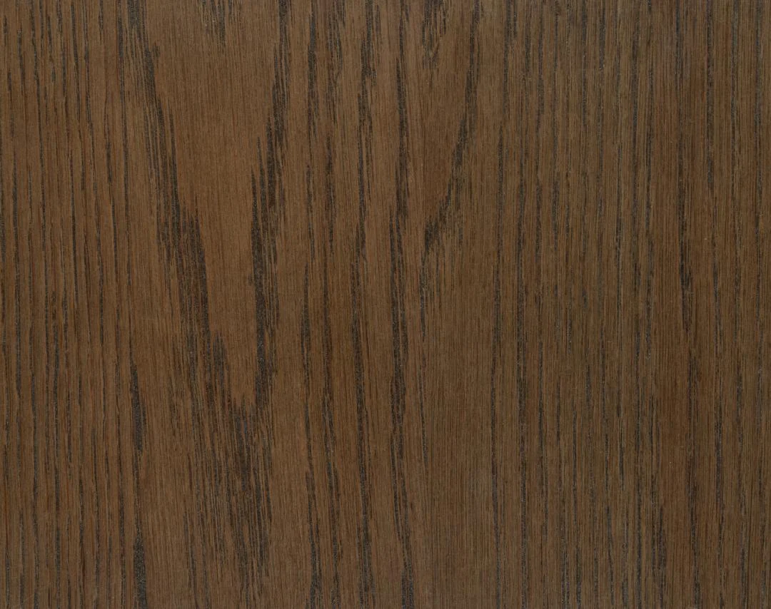 Close-up van de Eettafel Nieuwe Sfeer (200 x 95 CM), een rechthoekige eikenhouten tafel met een donkerbruine afwerking met zichtbare verticale nerven, natuurlijke houtvariaties en subtiele accenten en schaduwen.