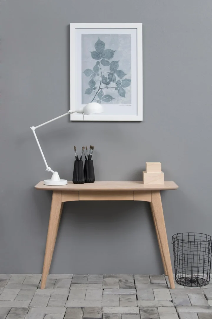 Stijlvol houten kantoor bureau met lamp en decoratie. Modern design voor een fijne werkplek.