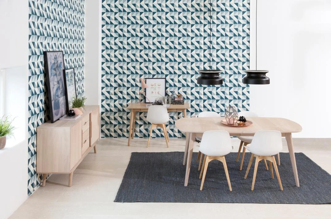 Moderne Marte kantoortafel en eettafel met stoelen en dressoir in lichte kleuren. Stijlvol interieur.