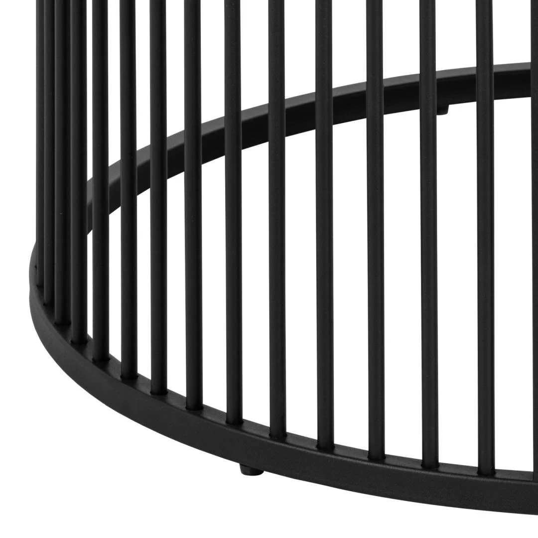 Close-up van het onderste gedeelte van Salontafel Zwart 65 CM Rond Kunststof met een rond zwart metalen frame met verticale spijlen, dat lijkt op de basis van een moderne tafel of decoratieve standaard.