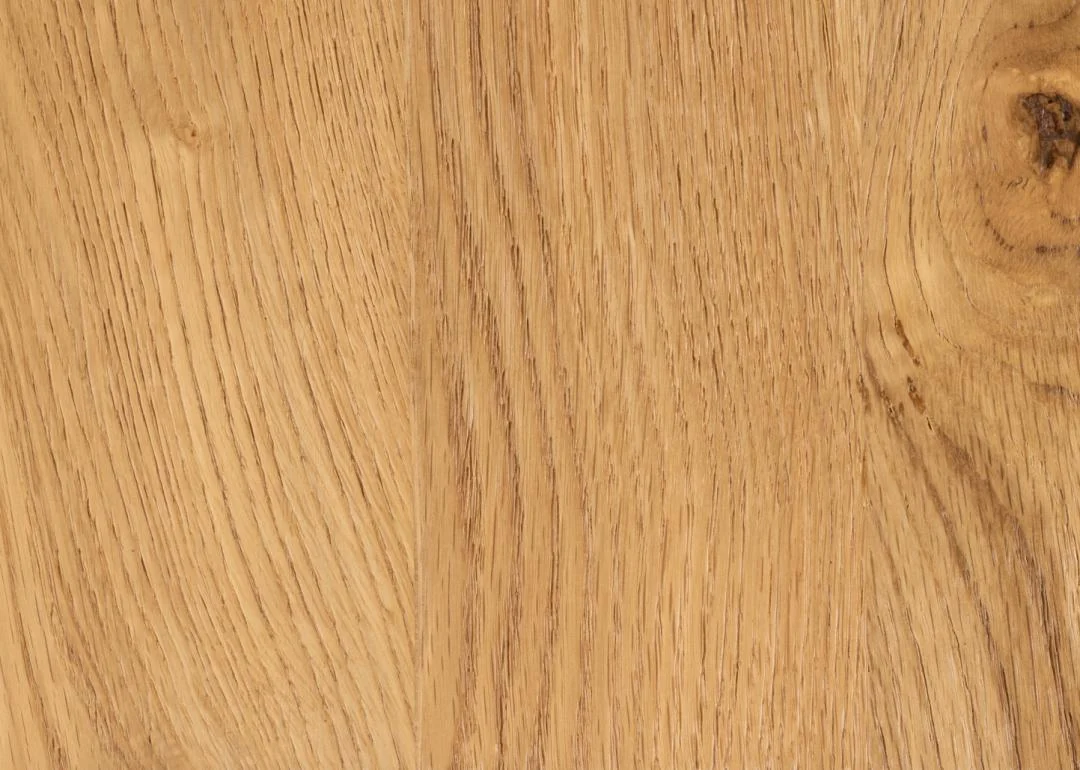 Close-up van de Eettafel Nieuwe Sfeer 80 x 75 CM Rond, met de nadruk op het eikenhout oppervlak met zichtbare nerfpatronen en een knoest aan de rechterkant, die de natuurlijke textuur en kleurvariaties laat zien die typisch zijn voor eiken.