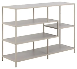 De Seaford boekenkast is een moderne, minimalistische kast met vier asymmetrische niveaus, een metalen frame en open planken in lichtbeige.