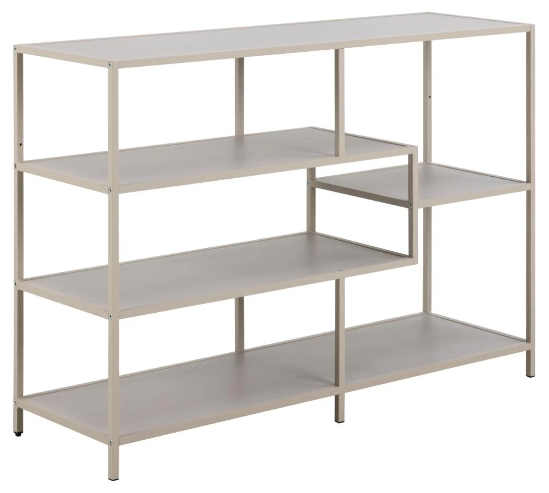De Seaford boekenkast is een moderne, minimalistische kast met vier asymmetrische niveaus, een metalen frame en open planken in lichtbeige.