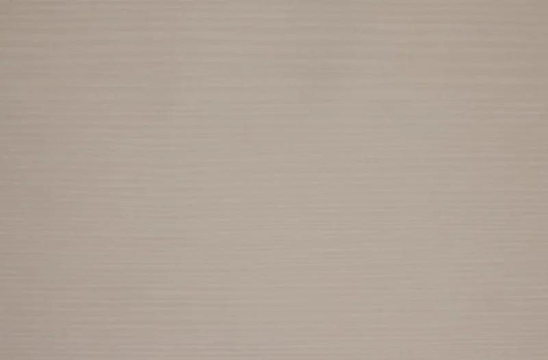 Een close-up van de Salontafel Grijs 80 CM Rond Kunststof toont het beige, gestructureerde oppervlak met subtiele horizontale lijnen, die een zacht en neutraal achtergrondpatroon bieden. Deze vierkante tafel combineert stijl en eenvoud voor elke ruimte.