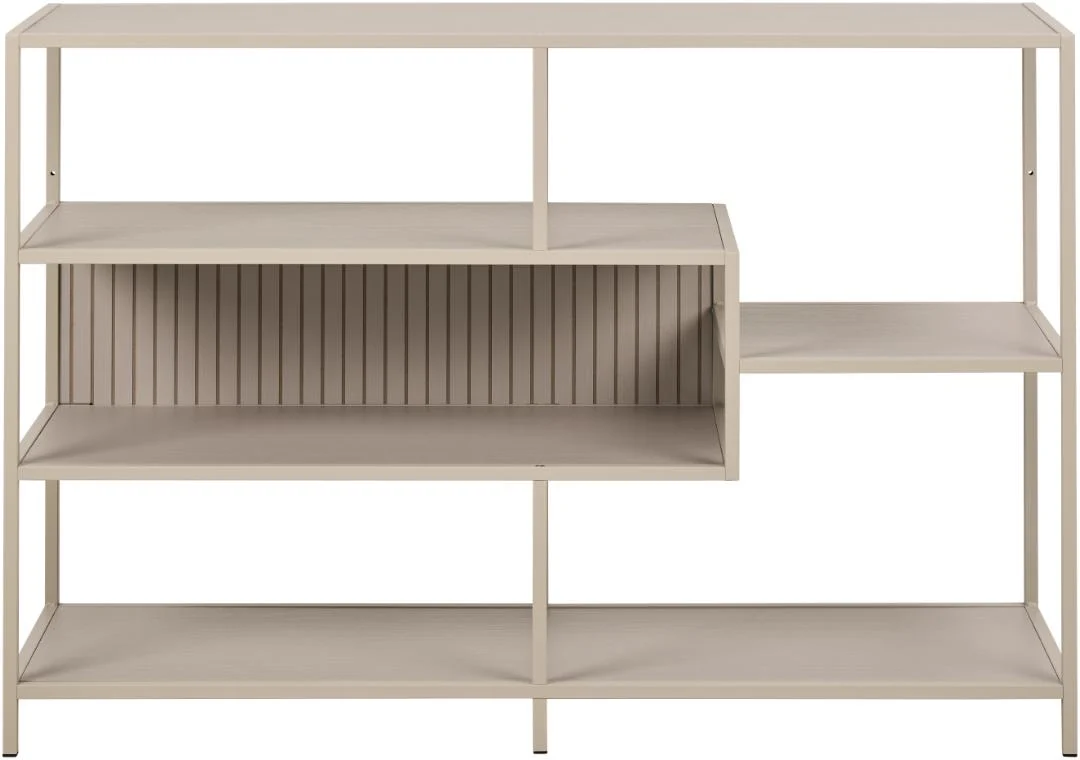 De Seaford boekenkast is een minimalistisch beige metalen rek met open vakken in verschillende maten, waaronder een verticaal deel met geribbelde achterkant, tegen een effen witte achtergrond.