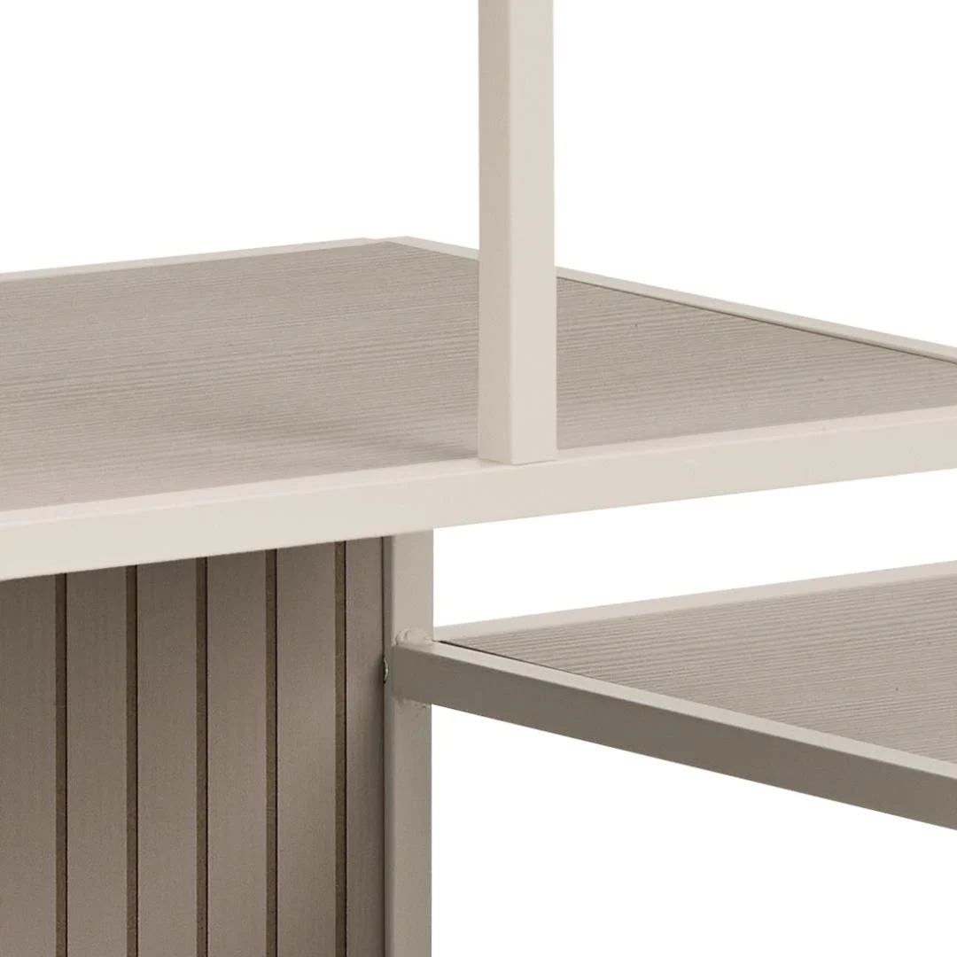 Close-up van de Seaford boekenkast, met een beige metalen frame en planken met houtstructuur. Het achterpaneel heeft verticale groeven voor een subtiele decoratieve touch. Het ontwerp is minimaal en eigentijds.