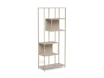 De Seaford boekenkast is een hoge, moderne beige kast met een open metalen frame, asymmetrische planken, twee doosvormige delen met verticale groeven en staat op vier slanke poten.