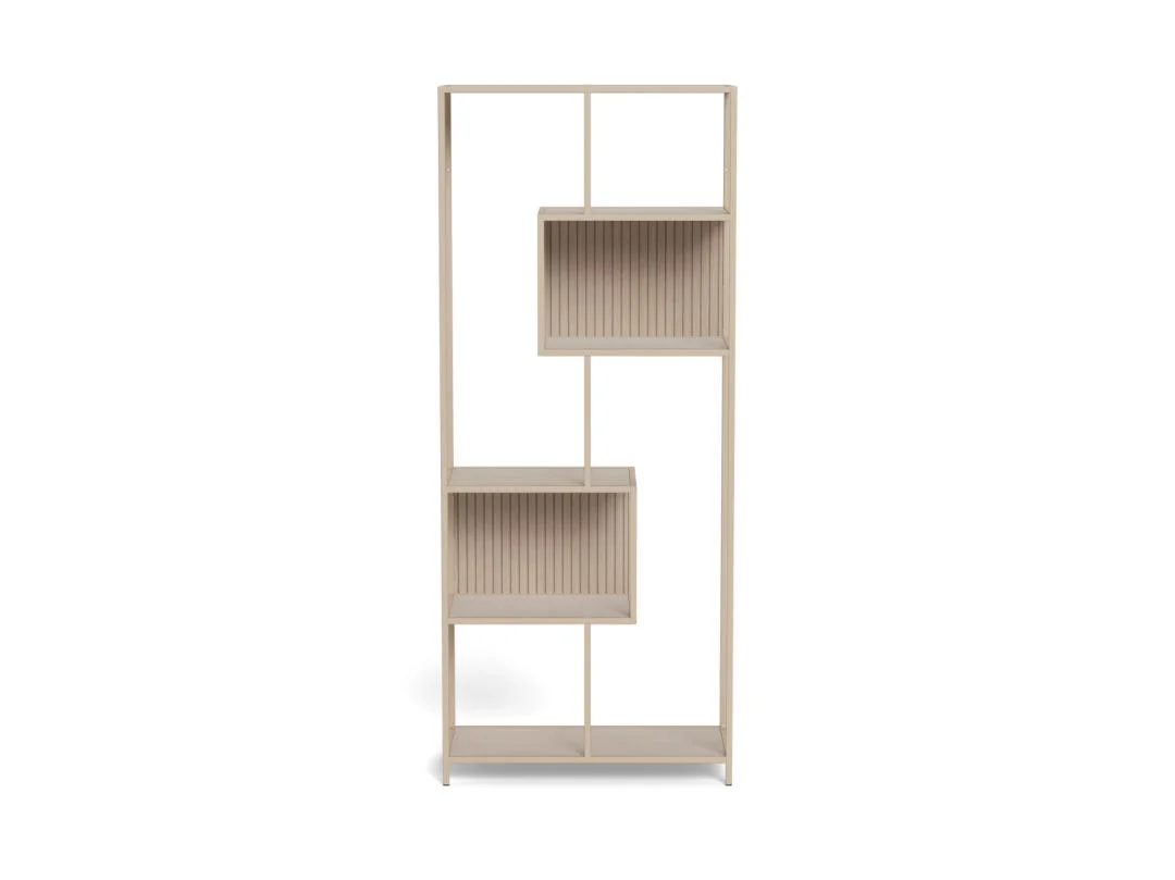De Seaford boekenkast is een hoge, moderne houten boekenplank met een open frame en twee doosvormige planken met verticale groeven, elk op verschillende hoogtes.