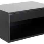 Het Nachtkastje Zwart MDF Slaapkamer Met Lade is een zwart, rechthoekig nachtkastje met een minimalistisch ontwerp, voorzien van één ruime lade boven een open plank. De strakke lijnen en matte afwerking voegen moderne elegantie toe aan elke slaapkamer.
