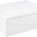 Het Nachtkastje Wit MDF (13 x 37 x 32 cm) is een strakke, witte rechthoekige doos met een gesloten deksel, gladde oppervlakken en scherpe randen, die een moderne en minimalistische look creëren tegen de witte achtergrond.