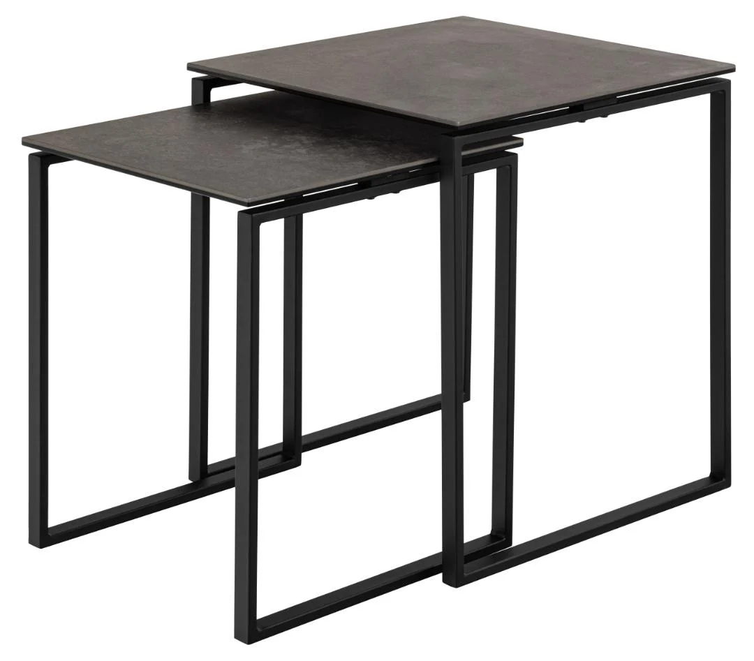 De Salontafel Zwart 50 x 55 CM Vierkant bestaat uit twee moderne vierkante nesttafels met een zwart metalen frame en een donker kunststof blad. De kleinere tafel past onder de grotere voor een minimalistische, ruimtebesparende look.