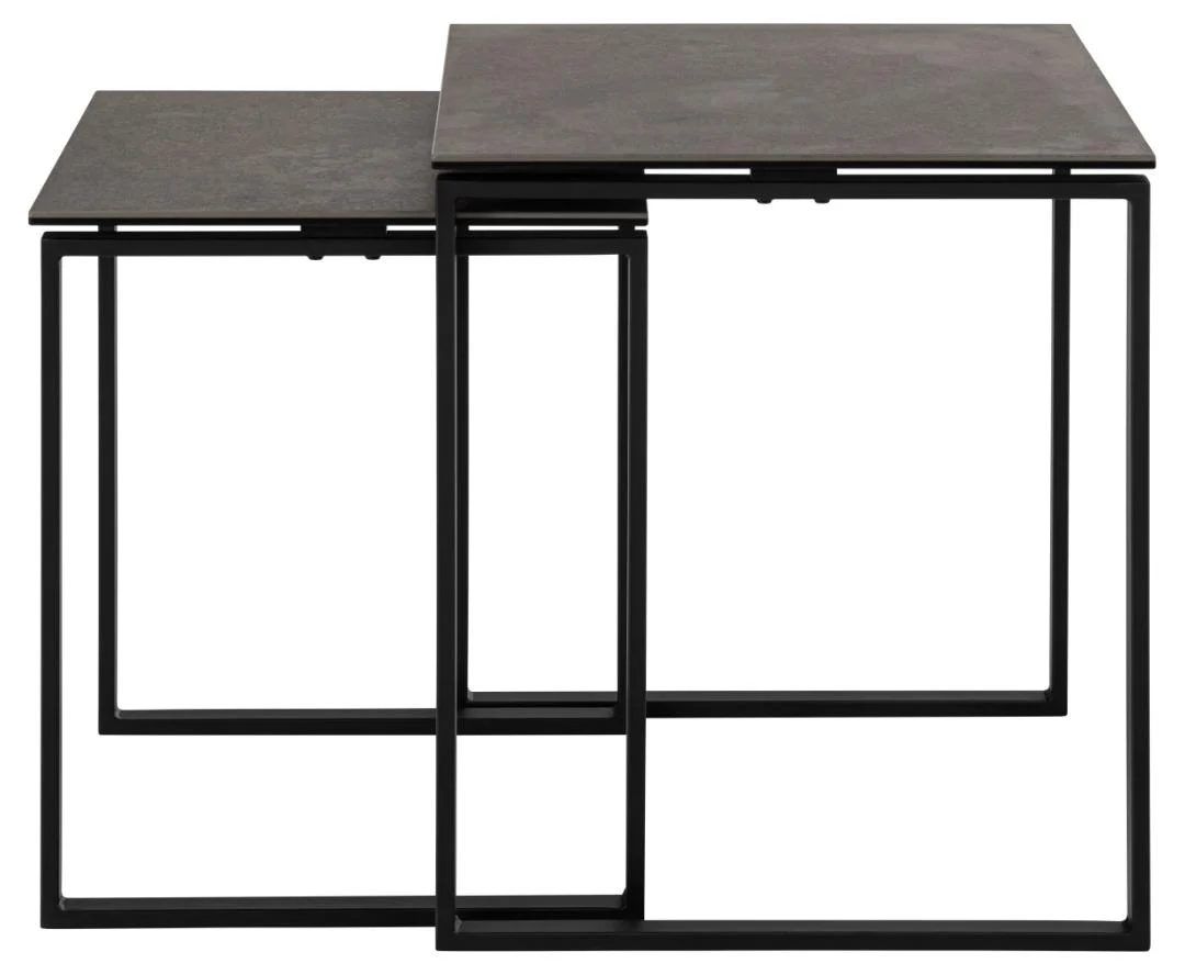 De Salontafel Zwart 50 x 55 CM Vierkant bestaat uit twee moderne vierkante tafels gemaakt van zwarte metalen frames en donkere kunststof bladen. De kleinere tafel past netjes onder de grotere, waardoor de minimalistische geometrische stijl wordt benadrukt.