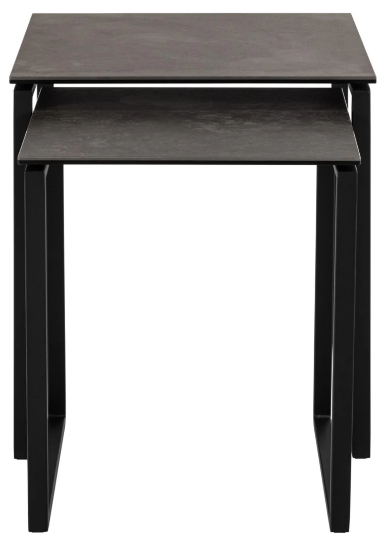 De Salontafel Zwart set bestaat uit twee moderne zwarte vierkante tafels (50 x 55 cm), gemaakt van kunststof, met rechte poten; de kleinere tafel is gedeeltelijk onder de grotere tafel geschoven, beide gefotografeerd tegen een witte achtergrond.