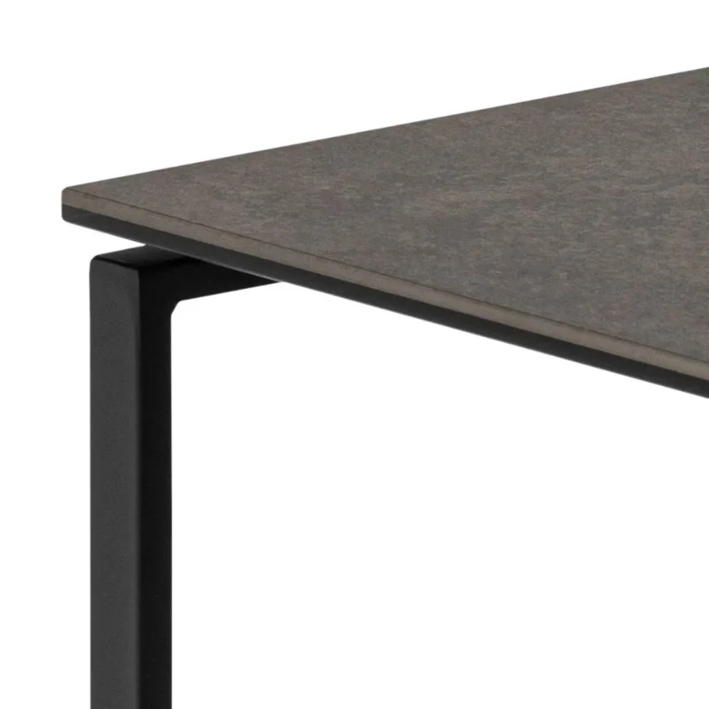 Close-up van de Salontafel Zwart 50 x 55 CM Vierkant, met een glad, donker kunststof tafelblad en een zwart metalen poot voor een strakke minimalistische look.