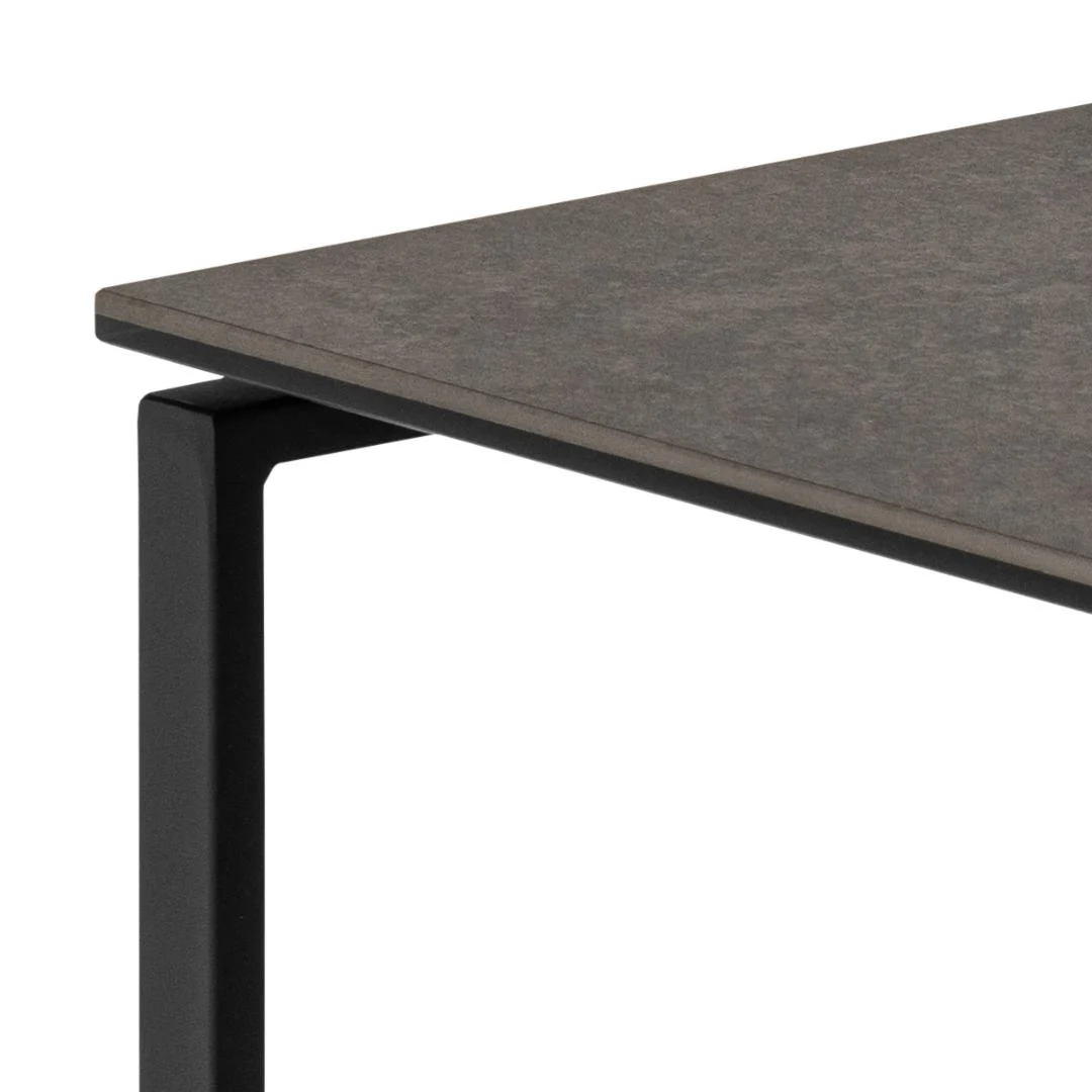 Close-up van de Salontafel Zwart 50 x 55 CM Vierkant, met een glad, donker kunststof tafelblad en een zwart metalen poot voor een strakke minimalistische look.