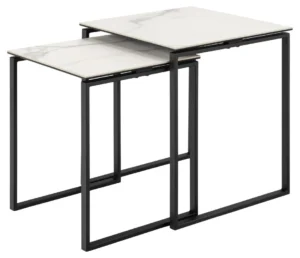 Set van twee moderne Salontafels Zwart, Wit 50 x 55 CM Vierkant tafels met zwarte frames en witte marmer-look vierkante bladen van duurzaam kunststof; de kleinere tafel nestelt zich gedeeltelijk onder de grotere.