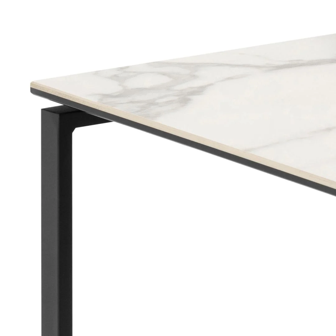 Close-up van de Salontafel Zwart, Wit 50 x 55 CM Vierkant in kunststof, met een dun wit blad en zwart frame voor een strakke, minimalistische look tegen een witte achtergrond.