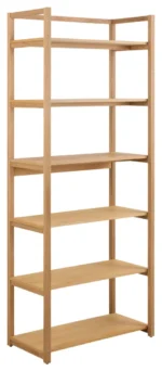 Rechtopstaande boekenkast van geolied eikenfineer met zes open planken, lichte houtkleur en zachte belichting tegen een witte achtergrond.