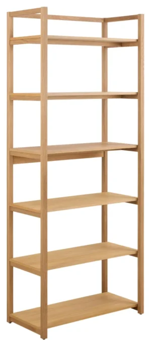 Rechtopstaande boekenkast van geolied eikenfineer met zes open planken, lichte houtkleur en zachte belichting tegen een witte achtergrond.
