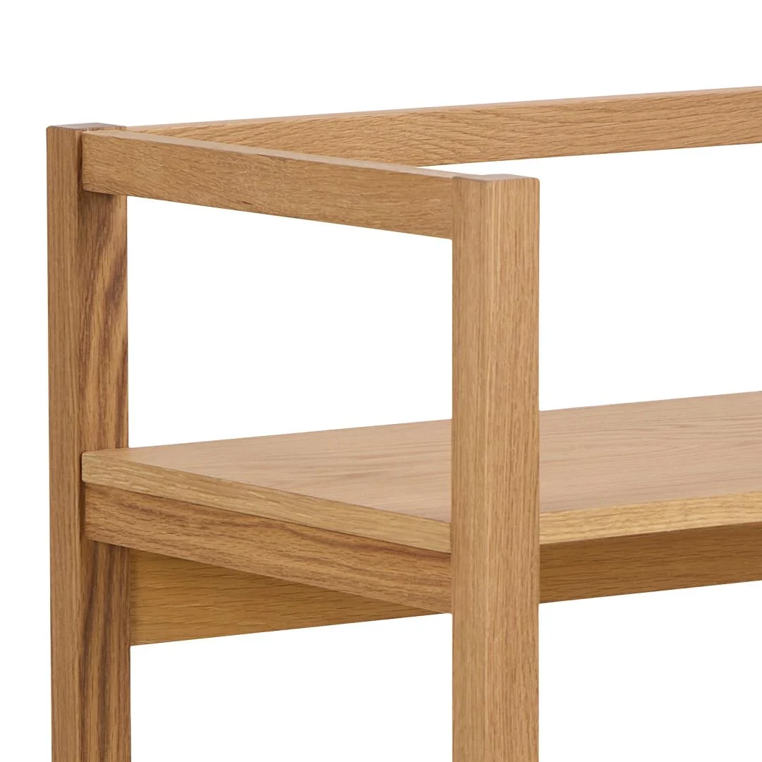 Close-up eikenfineer boekenkast. Houten frame met planken in naturel tint. Heldere belichting, strakke lijnen. Neutrale achtergrond.