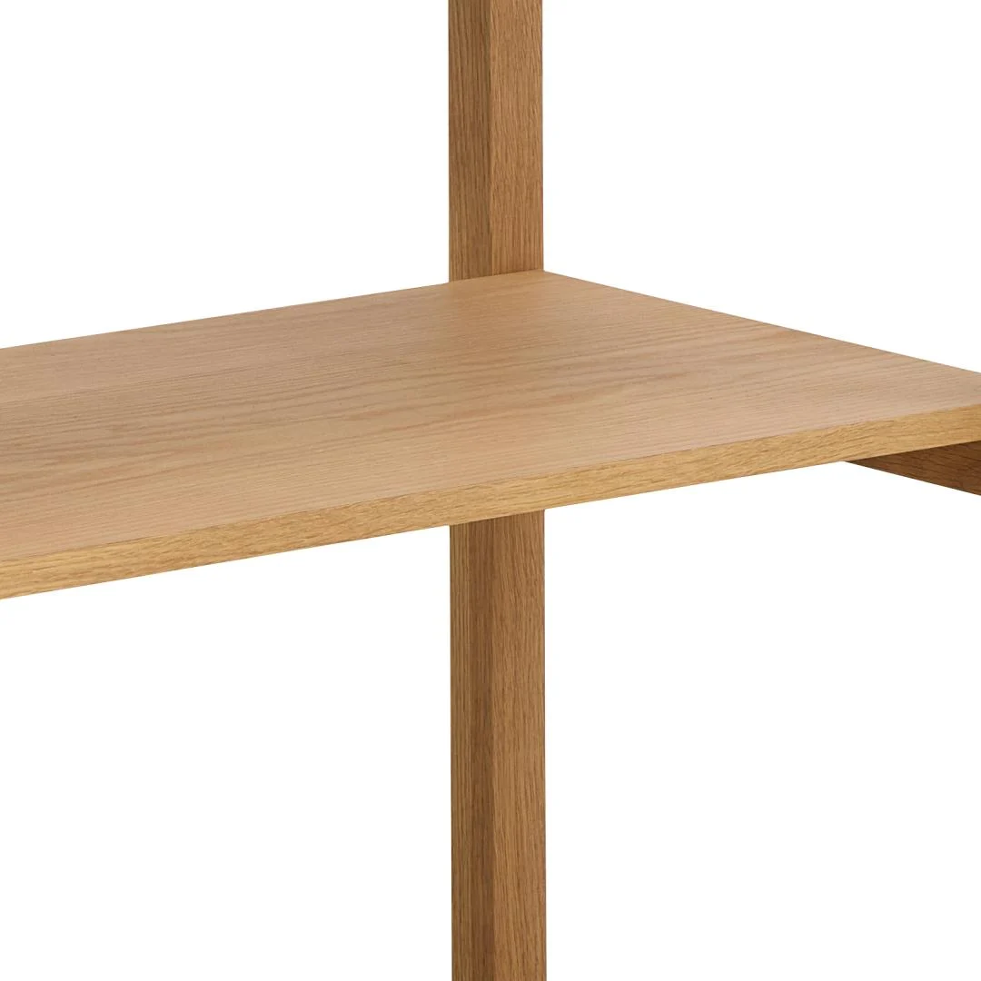 Close-up van een naturel eikenfineer boekenkast plank, zachte belichting. Houten textuur is zichtbaar. Verticale steunpilaar.