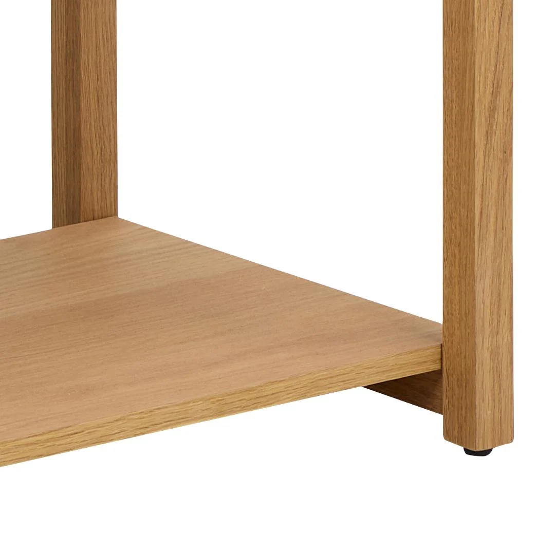 Detailopname van een naturel eikenfineer boekenkast plank. Lichte houtnerf zichtbaar, met een zachte focus en heldere belichting.