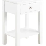 Het Nachtkastje Wit Glas 39 x 29 CM is een wit nachtkastje met een glazen blad, een enkele lade met ronde metalen knop, een open onderste plank en vier rechte poten.