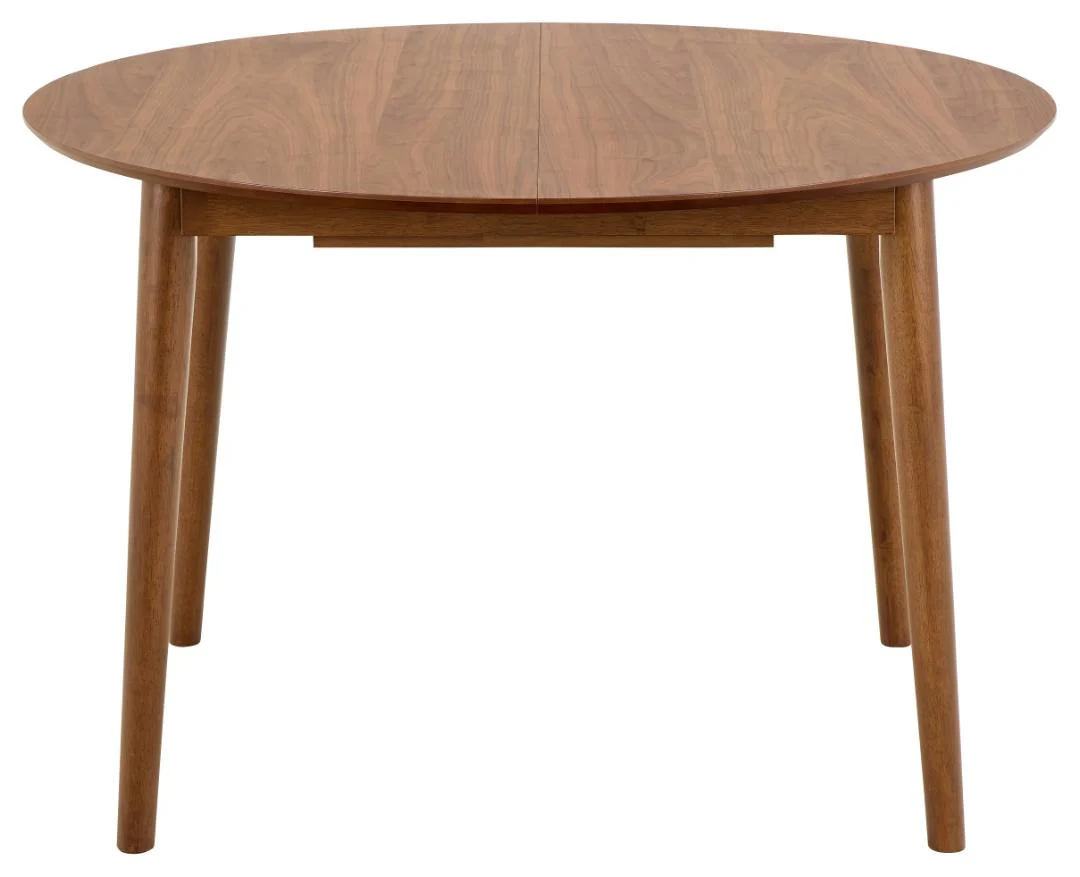 De Eettafel Nieuwe Sfeer 115 CM Rond is een ronde, uitschuifbare walnoothouten tafel met vier taps toelopende poten, een glad oppervlak en een natuurlijke afwerking. Het eenvoudige, moderne ontwerp voegt elegantie toe aan elke eethoek.