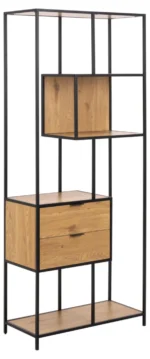 Staande, asymmetrische boekenkast van zwart metaal en wild eikenhout met twee lades. Studiofoto met heldere belichting op een witte achtergrond.