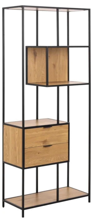 Staande, asymmetrische boekenkast van zwart metaal en wild eikenhout met twee lades. Studiofoto met heldere belichting op een witte achtergrond.
