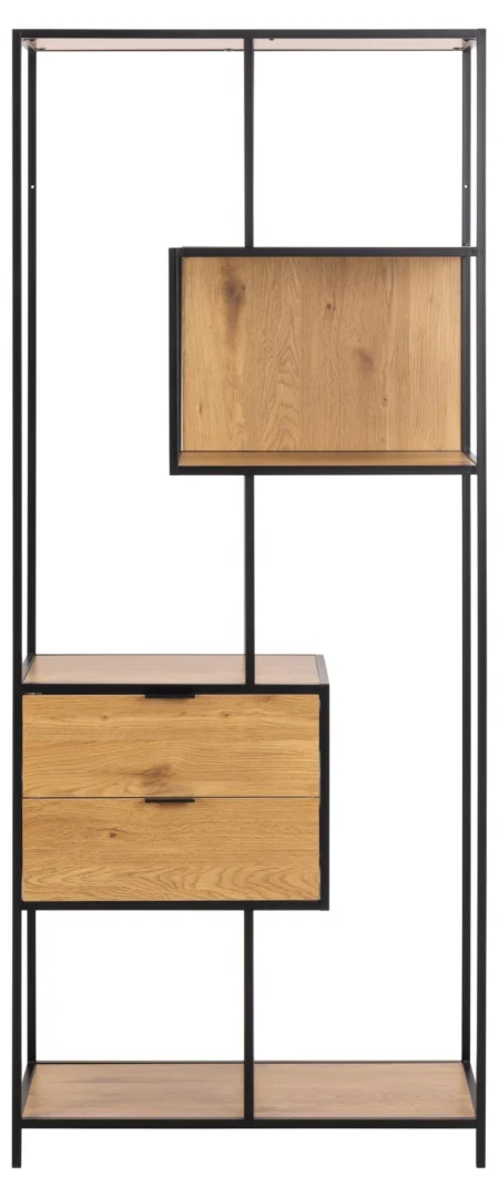 Rechte foto van een asymmetrische zwarte metalen boekenkast met twee lades en wild eiken details tegen een witte achtergrond.