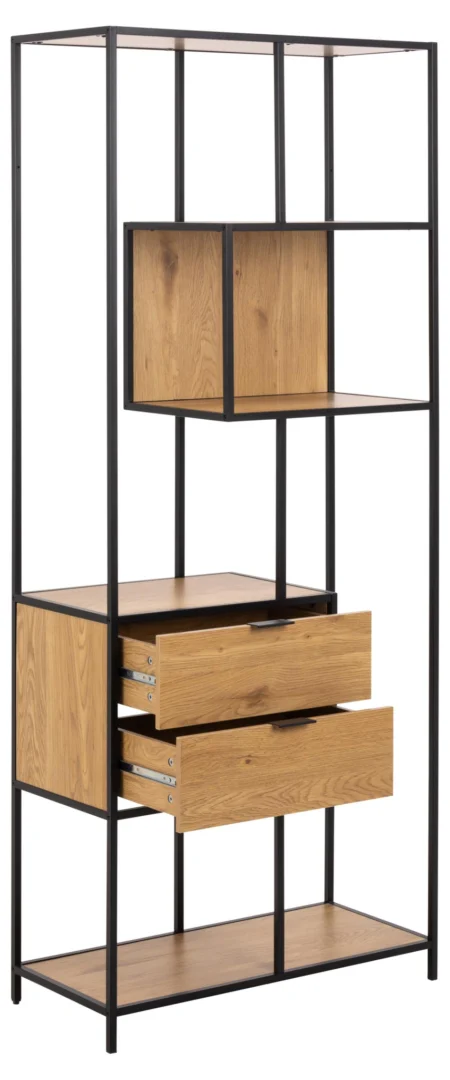 Hoge boekenkast van zwart metaal en wild eiken met asymmetrische vakken en twee open laden. Lichte houten planken en zijkanten.
