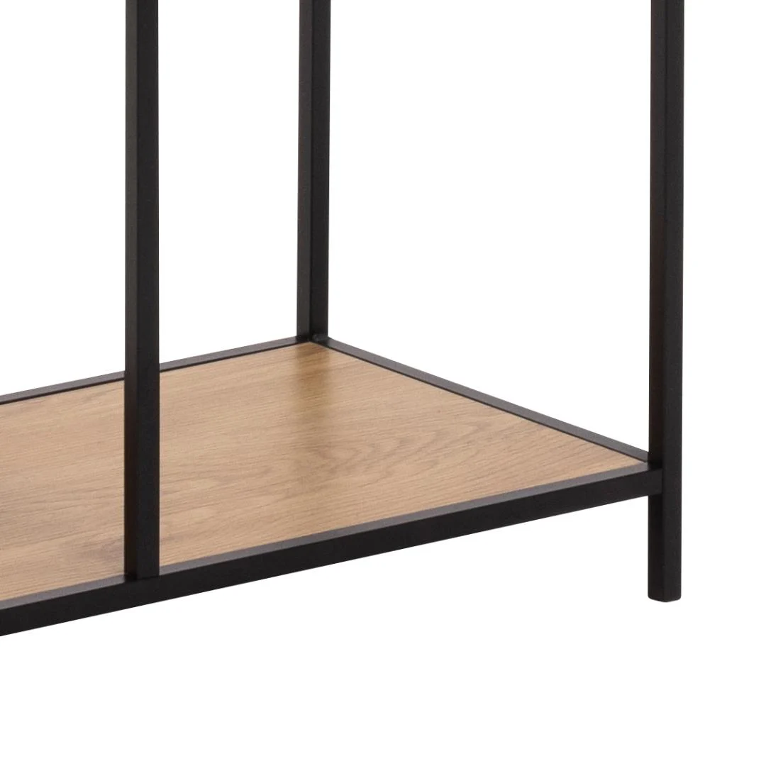 Detail van een zwarte metalen boekenkast met een eikenhouten plank. Het is een close-up, met zacht licht en een witte achtergrond.