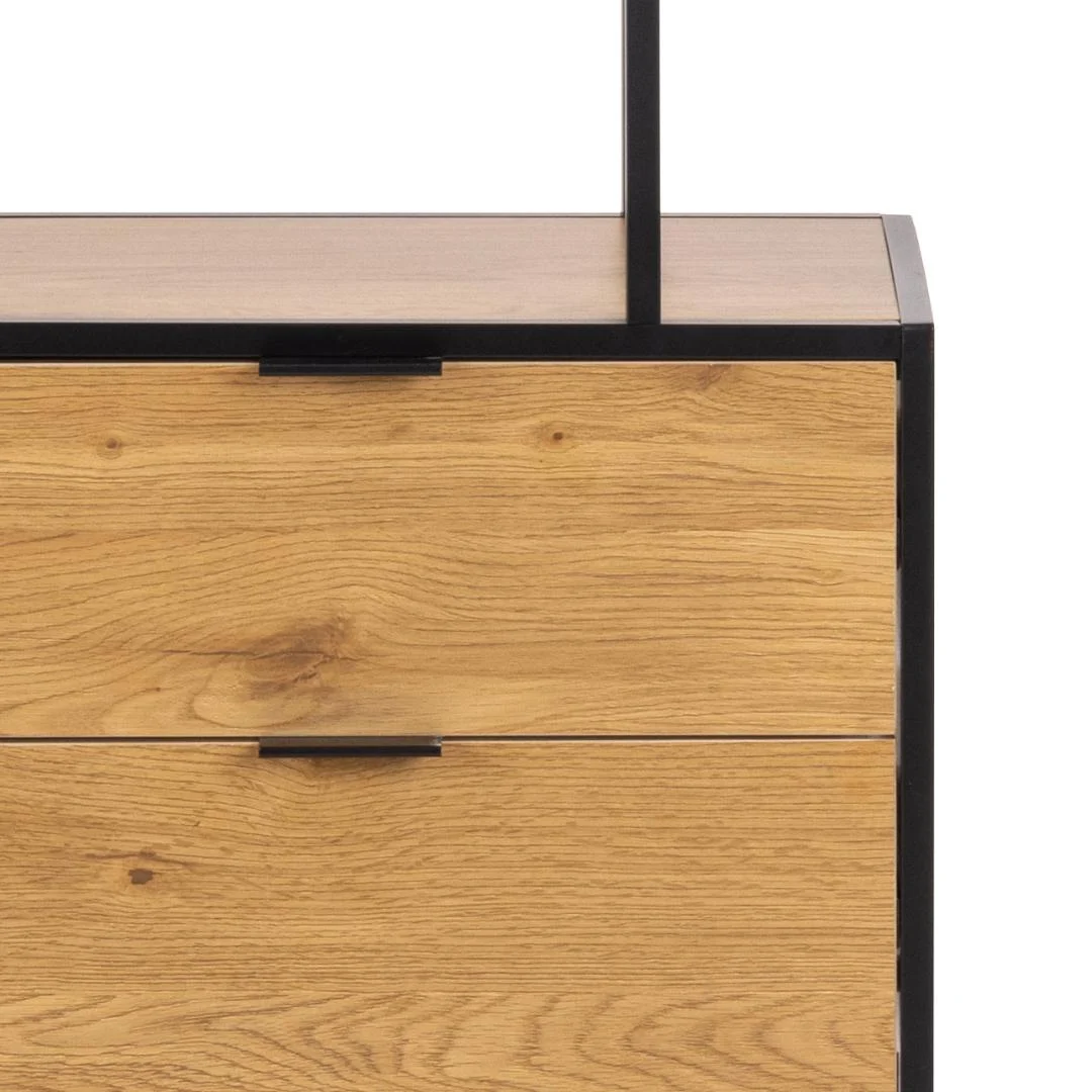 Detailopname van een boekenkast met twee lades. Het eikenhout heeft een warme kleur en de metalen rand is zwart. Lichte, egale belichting.