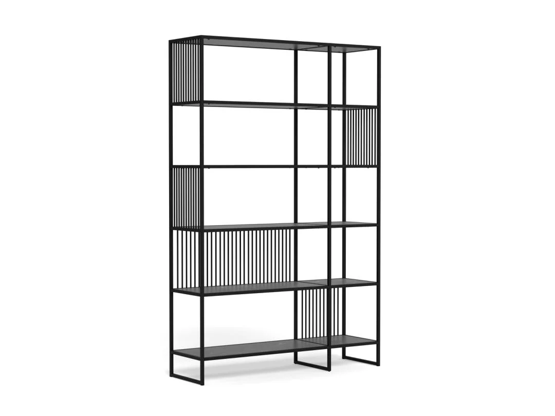 De Strington boekenkast is een hoge, moderne boekenplank van zwart metaal met vijf planken en geometrische verticale latten aan de zijkanten en achterkant, waardoor een open frame ontstaat. De kast staat stevig op een vlakke ondergrond.