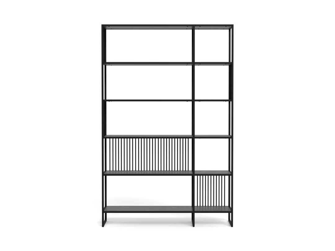 De Strington boekenkast is een hoge, moderne boekenplank van zwart metaal met een open ontwerp, vijf planken en decoratieve verticale latten rechtsonder.