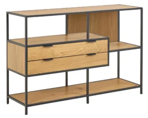 Asymmetrische boekenkast met metalen frame en eikenlook planken. Twee lades centraal. Neutrale belichting, lichte houtkleur.