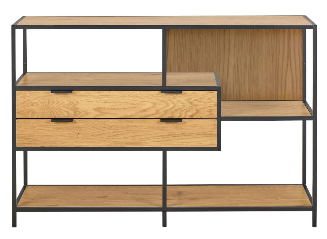 Lichte boekenkast van metaal en eikenlook met een asymmetrisch design. Twee lades in het midden, open vakken boven en onder. Neutraal licht.
