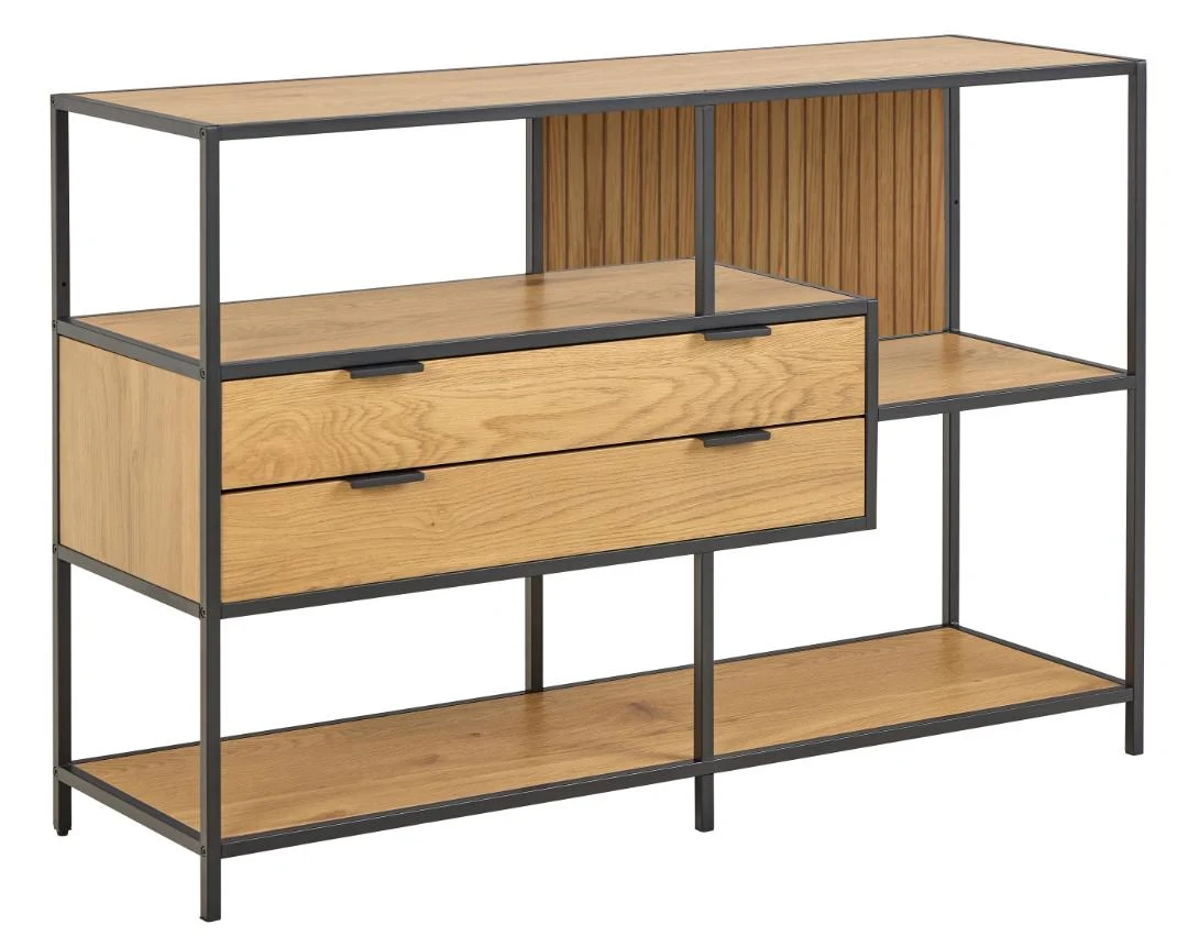 Asymmetrische boekenkast met twee lades, eikenlook en metalen frame. Lichte houttinten, strakke lijnen en heldere belichting.