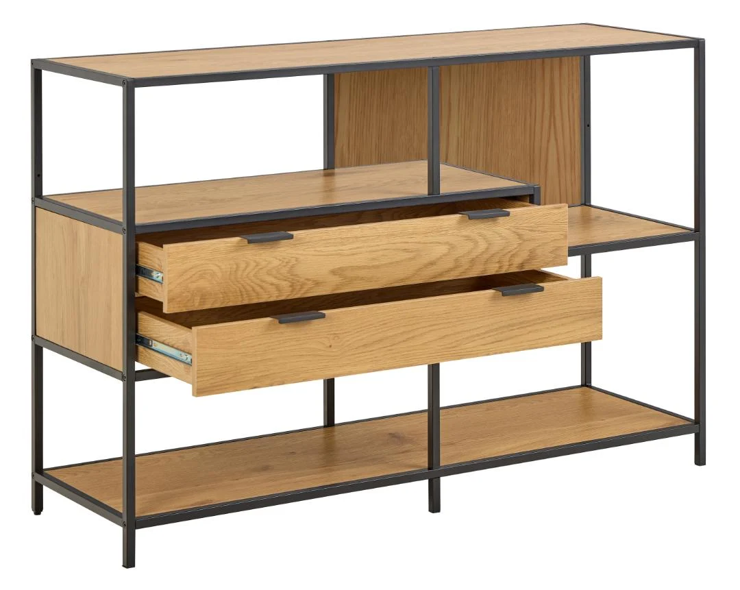 Boekenkast met asymmetrisch design, eikenlook en metalen frame. Twee lades open, lichte houtkleur, strakke lijnen, heldere belichting.