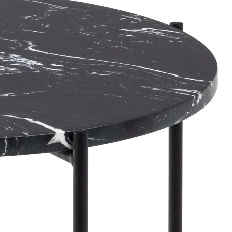Een close-up van de Bijzettafel Zwart 42 CM, een ronde zwarte kunststof tafel met witte adering, ondersteund door dunne zwart metalen poten.