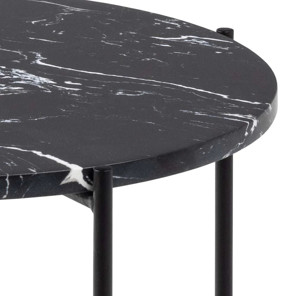 Een close-up van de Bijzettafel Zwart 42 CM, een ronde zwarte kunststof tafel met witte adering, ondersteund door dunne zwart metalen poten.